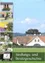 Eine Collage von Bildern, die eine ländliche Umgebung mit einem Esel beim Grasen, einem Haus mit rotem Dach und einem Garten mit Blumen zeigt. Der Hintergrund zeigt ein Haus, einen Zaun und Bäume.