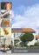 Eine Collage zeigt eine Schreibmaschine, eine Schachtel mit Karteikarten, eine Karte und ein Haus mit Solarpanelen. Das Haus hat eine Glaswand und eine Rampe. Bäume und Pflanzen umgeben das Haus.