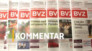 Zeitungsausschnitte zeigen verschiedene Artikel, darunter 'BVZ', 'Genuss und Heimsich auf ganzer Seite' und 'Kommunalpolitik'. Das Wort 'Kommentar' ist prominent angezeigt.