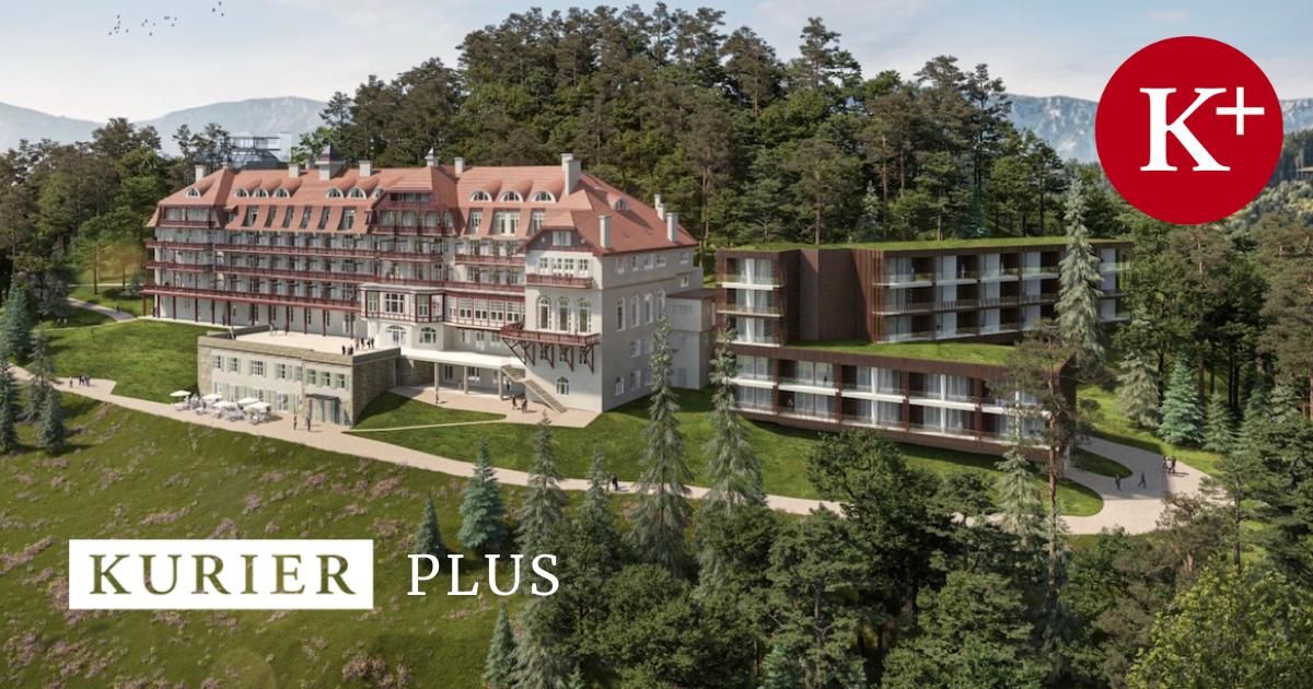 Luftaufnahme eines großen Hotelkomplexes mit braunem Dach, umgeben von Grün und Bäumen, mit Bergen im Hintergrund.
