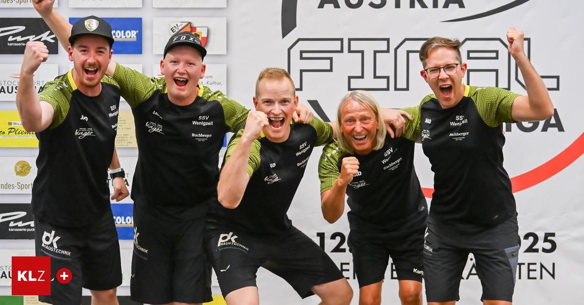 Fünf Athleten in schwarzen und grünen Uniformen posieren lächelnd für ein Foto, zwei von ihnen mit Brille. Sie stehen auf einer Bühne mit einem Hintergrund, der das Wort 'FIE' und verschiedene Logos zeigt.
