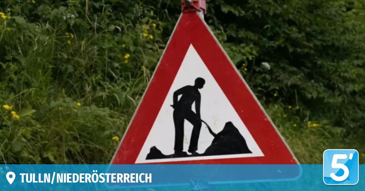 Ein Verkehrsschild mit einer Silhouette einer Person, die eine Schaufel über einen Haufen Erde hält. Das Schild ist dreieckig mit rotem Rand und weißem Hintergrund. Der Text lautet 'FEDEROSTEREICH' in der unteren linken Ecke.