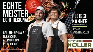 Zwei Personen stehen nebeneinander und tragen Schürzen mit der Aufschrift 'Fleisch Konner'. Sie lächeln und stehen vor einem feurigen Hintergrund. Ein roter Siegel mit '100% Fleischer-Handwerk' befindet sich oben links.