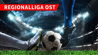 Ein Fußballspieler bereitet sich darauf vor, einen Ball zu schießen. Das Wort 'NALLIGA OST' steht in Rot darüber.
