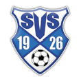 Ein blau-weißes Schild mit dem Text SVS in fetten Buchstaben. Unter SVS stehen die Zahlen 19 und 26. Unter den Zahlen befindet sich ein Fußball.