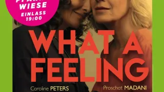 Poster für den Film 'What a Feeling' mit drei lachenden Frauen, Veranstaltungsdetails und Darstellernamen.