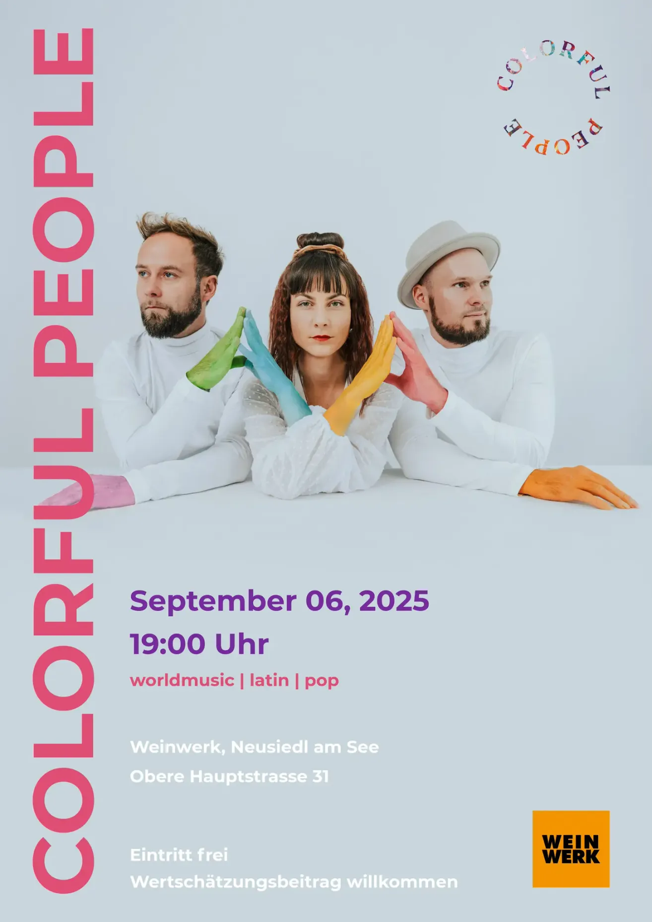 Drei Personen, die weiße, farbige Handschuhe tragen, posieren für ein Foto mit Datum und Musikgenre auf dem Plakat.