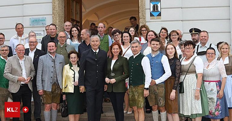 Eine Gruppe von Menschen, möglicherweise eine Familie, posiert für ein Foto auf einer Treppe vor einem Gebäude.