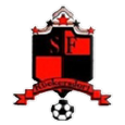 Ein Fußballvereinslogo mit einem rot-schwarzen Schild, einem 'SF'-Monogrammen, einem roten Band mit weißem Text darunter und einem Fußball in der Mitte.