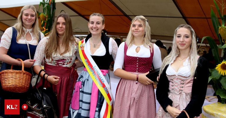Vier Frauen in traditioneller bayerischer Kleidung stehen lächelnd für das Foto. Eine Frau trägt eine Schärpe mit der Aufschrift 'Jahnpflegerin 2024'.