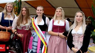 Vier Frauen in traditioneller bayerischer Kleidung stehen lächelnd für das Foto. Eine Frau trägt eine Schärpe mit der Aufschrift 'Jahnpflegerin 2024'.