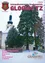 Eine Winterszene mit einer Kirche im Hintergrund. Sie hat einen hohen Turm und ein schneebedecktes Dach. Um das Gebäude herum stehen hohe Bäume. Der Boden ist schneebedeckt.