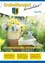 Ein Poster mit einem gelben Topf mit Blumen, einer grünen Tasse und einer weißen Kanne auf einem Tisch. Das Poster hat die Worte 'Eine erholsame Urlaubs- und Sommerzeit...' darauf geschrieben. Der Hintergrund ist verschwommenes grünes Gras.