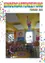 Ein Klassenzimmer voller Kinder, die auf Stühlen sitzen, einige stehen, mit einer gelben Wand und einer Ballondekoration. Eine Uhr, Bücher und ein Fenster mit einem Pinguinbild schmücken die Wand. Der Boden ist grün.