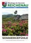 Eine Landschaft mit einem kleinen Baum auf einem Felsen im Vordergrund, rosa Blumen, die den Boden bedecken, und Bergen im Hintergrund. Das Bild ist vom Juli 2024.