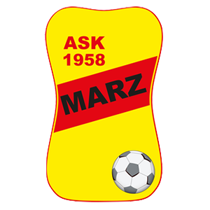 Ein gelbes und rotes Banner mit den Worten ASK 1958 MARZ. Ein Fußball befindet sich in der Mitte des Banners auf schwarzem Hintergrund.