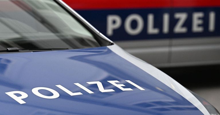 Nahaufnahme eines blauen Polizeifahrzeugs mit weißen Buchstaben. Das Wort 'POLIZEI' ist prominent auf der Vorderseite angebracht.
