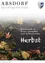 Eine Collage aus Herbstblättern und Pflanzen auf schwarzem Hintergrund. Das Wort 'Herbst' ist in weißer Schrift geschrieben.