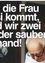 Ein Poster zeigt einen älteren Mann mit Brille, der nach unten schaut, mit deutschem Text darüber, der lautet 'Wenn die Frau kommt, werden wir beide wieder sauber!'