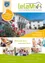 Ein Flyer für das Dr. Jakob Rosenfeld Generationenhaus zeigt ein weißes Gebäude mit Balkon und mehreren Fenstern. Es gibt Fotos von Familien und Einzelpersonen, einschließlich einer schwangeren Frau. Der Text lautet 'Gemeinsam leben, gemeinsam lernen' und 'Attraktive Startangbebote auf Seite 3.'