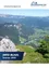 Luftaufnahme einer Berglandschaft mit einem Dorf darunter. Grüne Felder und Bäume umgeben das Dorf. Das Bild zeigt ein blaues Banner mit dem Text 'INFO-BLADL Sommer 2025'.