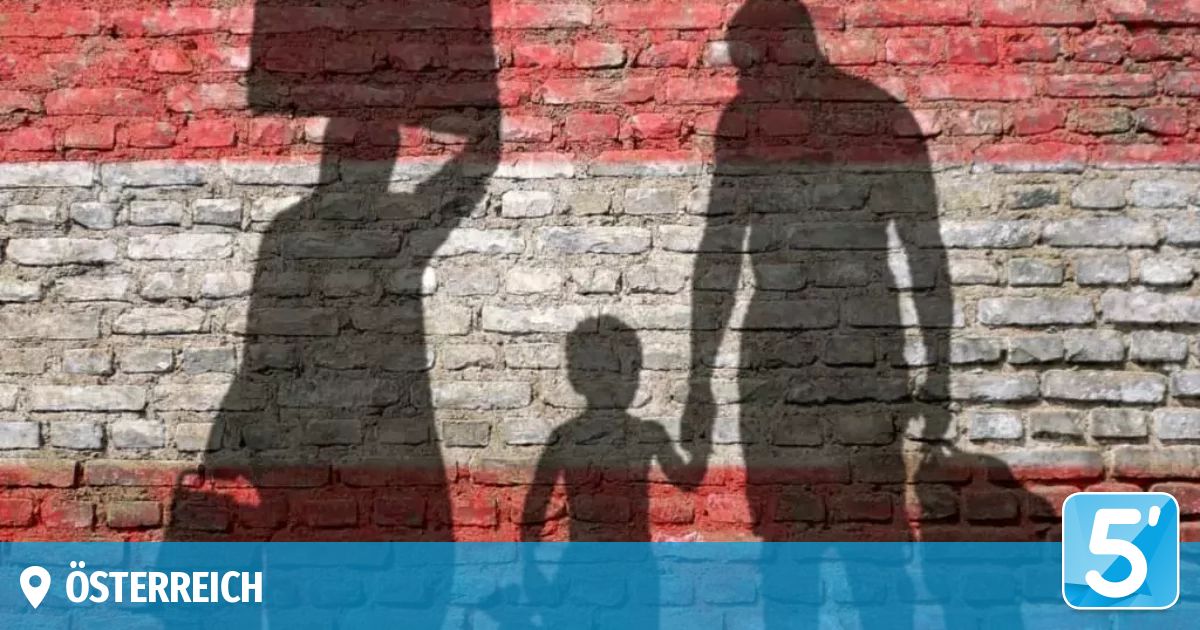 Drei Silhouetten werfen Schatten auf eine Ziegelwand mit roten Streifen und deuten auf eine Szene von Familienmitgliedern hin.