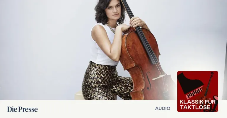 Eine Frau in einem weißen schulterfreien Oberteil und goldglänzenden Paillettenhosen sitzt auf einem Hocker und hält ein Cello. Das Cello hat einen dunkelbraunen Korpus und einen schwarzen Hals. Ein rotes Quadrat mit einem weißen Buchstaben K befindet sich unten rechts.