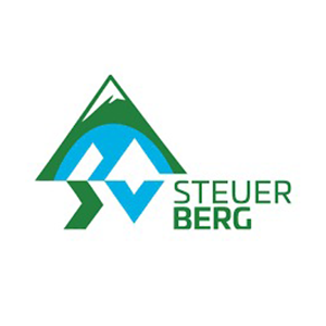 Das Logo von Steuer Berg zeigt ein grünes und blaues Dreieck mit Spitze auf weißem Hintergrund. Die Worte 'Steuer Berg' sind in grüner, fetter Schrift geschrieben.