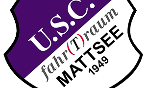 Ein schildförmiges Logo mit einem lila und weißen Farbverlauf im Hintergrund. Oben steht 'U.S.C.' in weißen Buchstaben und darunter 'fahr Traum' in kursiver Schrift. Der Name 'MATTSE' ist prominent in Weiß darunter geschrieben. Unten steht das Jahr '1949' in Weiß.