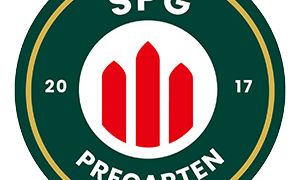 Das Bild zeigt ein kreisförmiges Logo für 'SPG Pregarten'. Es enthält einen weißen Kreis mit drei roten Balken, der zentral positioniert ist. Der Text 'SPG' ist in Weiß über den Balken geschrieben und 'PREGARTEN' ist in Weiß unter den Balken geschrieben. Das Logo ist von einem grünen Kreis mit einem goldenen Rand umrahmt.
