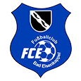 Das Logo des FCE Bad Eisenkappel wird auf weißem Hintergrund gezeigt. Es zeigt einen blauen Schild mit einem weißen Fußball und den Worten FCE in weiß.