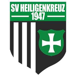 Das Emblem zeigt einen grünen Schild mit weißen Streifen und einem weißen Kreuz in der Mitte auf schwarzem Hintergrund. Es trägt die Aufschrift 'SV HEILIGENKREUZ 1947'.