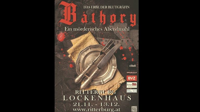 Plakat für eine Theateraufführung 'Baihory' mit blutrote Hintergrund, Gabel und Messer auf einem Teller und einer Burgsilhouette. Daten und Website sind angegeben.