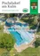 Ein Luftbild eines Schwimmbeckens im RomerBad Pischelsdorf mit schwimmenden Personen und einer Rutsche. Im Hintergrund befinden sich Bäume und eine Bank. Das Bild stammt aus der Ausgabe Juni 2025 von Das Pischelsdorfer Amtsblatt.
