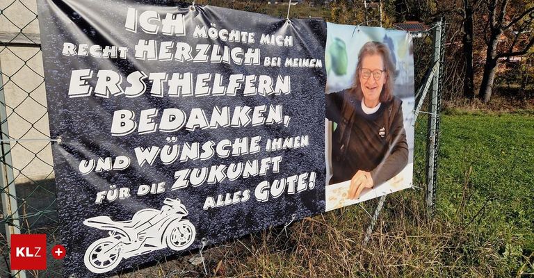 Ein Banner mit schwarzem Hintergrund hat weißen Text, der herzlichen Dank und Zukunftswünsche ausdrückt. Eine Frau mit Brille und einer braunen Jacke ist auf dem Banner abgebildet. Ein Motorrad ist links gezeichnet.