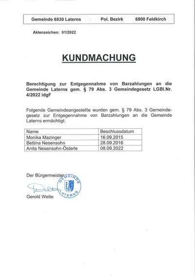 Dieses Dokument ist eine Mitteilung der Gemeinde Laterns, Deutschland, vom April 2022. Es enthält Informationen zur Annahme von Zahlungen an die Gemeinde. Die Annahme basiert auf § 79 Abs. 3 Gemeindegesetz LGB1.Nr. Die Namen der Personen, die dafür genehmigt wurden, sind Monika Mazinger, Bettina Nesensohn und Anita Nesensohn-Osterle, jeweils mit den entsprechenden Genehmigungsdaten. Der Bürgermeister, Gerold Welte, hat das Dokument unterzeichnet.