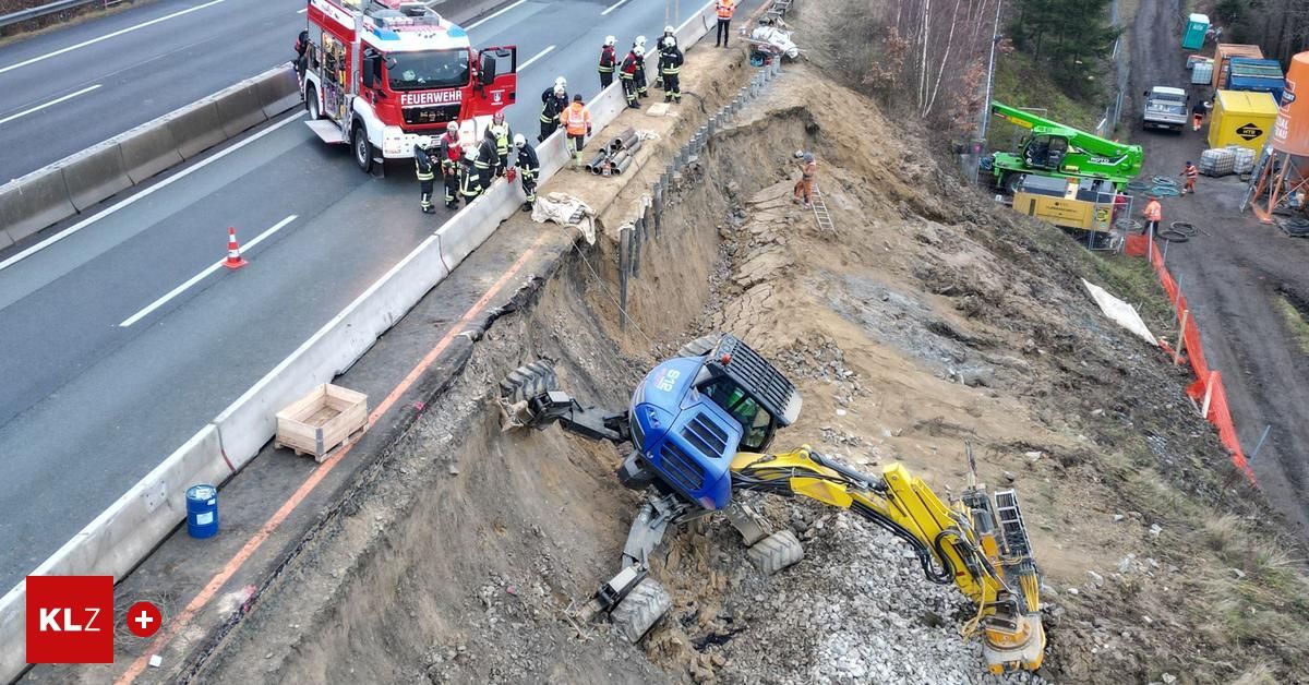 Ein Verkehrsunfall mit einem Baufahrzeug am Straßenrand, mit Einsatzkräften vor Ort.