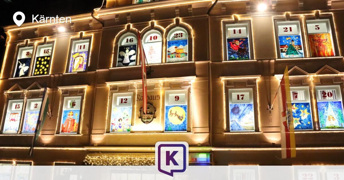 Ein Gebäude mit mehreren Fenstern, jedes mit einer anderen Nummer und beleuchteter Kunst. Die Zahlen reichen von 6 bis 23.