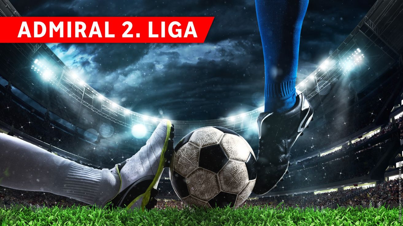 Ein Fußballspieler bereitet sich darauf vor, einen Ball auf einem Feld unter einem stürmischen Himmel zu treten. Der Text 'AL 2. LIGA' ist in Rot angezeigt.