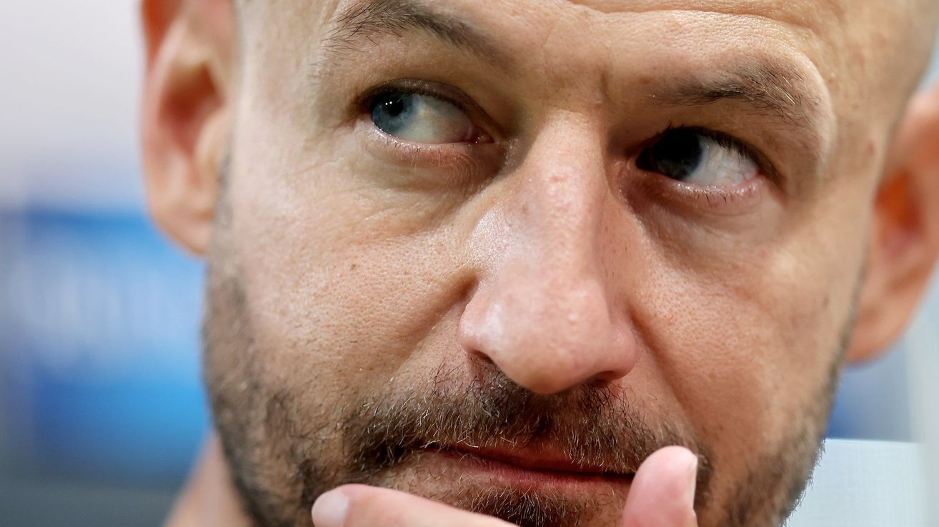 Ein Nahaufnahme des Gesichts eines Mannes, das sein linkes Auge, die Nase und einen Teil seines Bartes zeigt. Das rechte Auge des Mannes ist teilweise verdeckt.