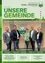 Plakat für 'Unsere Gemeinde' mit fünf Personen in formeller Kleidung. Oben steht 'Unsere Gemeinde' mit einem Hirschemblem. Unten wünscht der Bürgermeister und der Gemeinderat einen schönen Sommer und Urlaubssaison. Unten stehen die Namen der Gemeindebeamten.