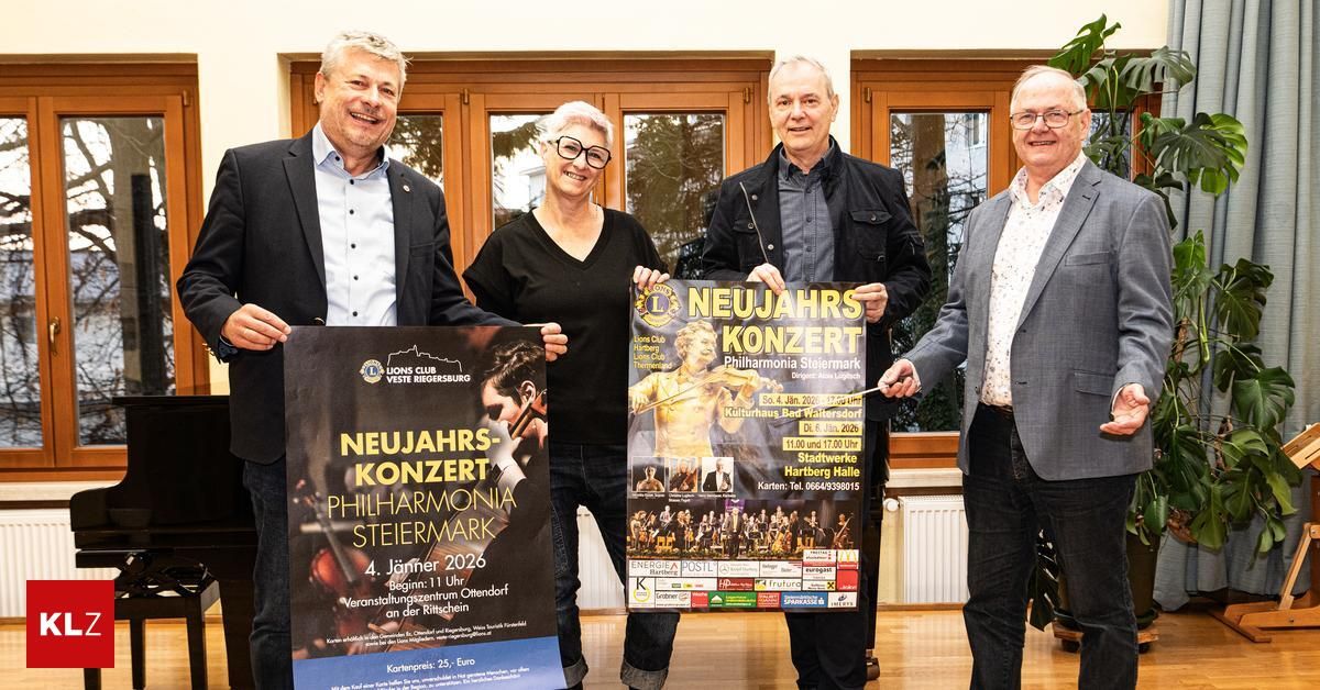 Vier lächelnde Personen, zwei Männer und zwei Frauen, halten Plakate für ein Neujahrskonzert des Philharmonischen Orchesters der Steiermark. Das Plakat zeigt ein Bild eines Violinisten, Datum und Zeit der Veranstaltung.