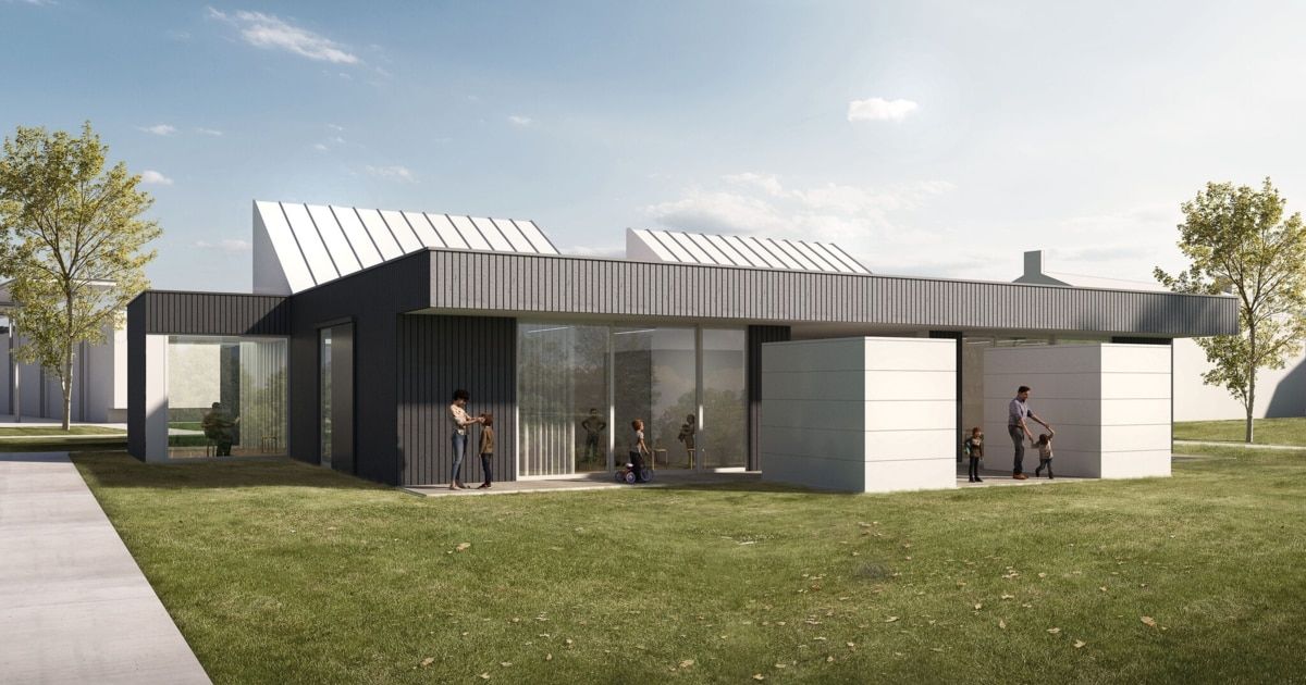 Eine architektonische Darstellung eines modernen Hauses mit Solarpanels auf dem Dach, Glaswänden und einer weißen Garage. Menschen sind draußen versammelt, einige stehen und andere sitzen auf einer Bank.