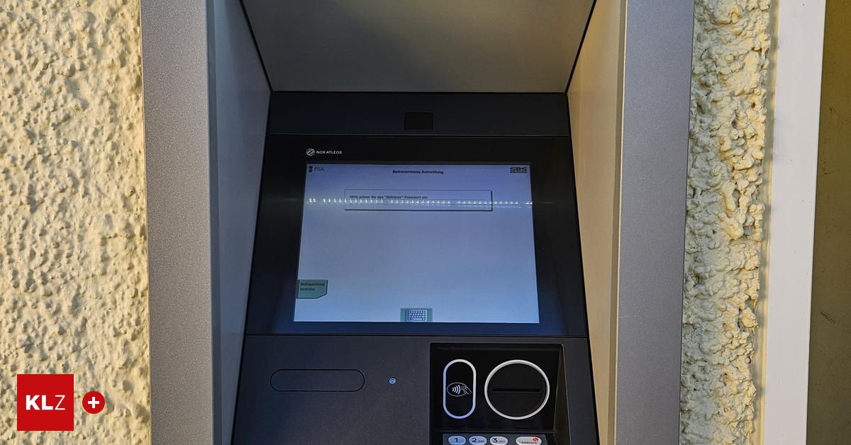 Ein Geldautomat mit einem Bildschirm, der eine Meldung zum Eingeben einer PIN anzeigt. Er hat einen Touchscreen und Tasten darunter.