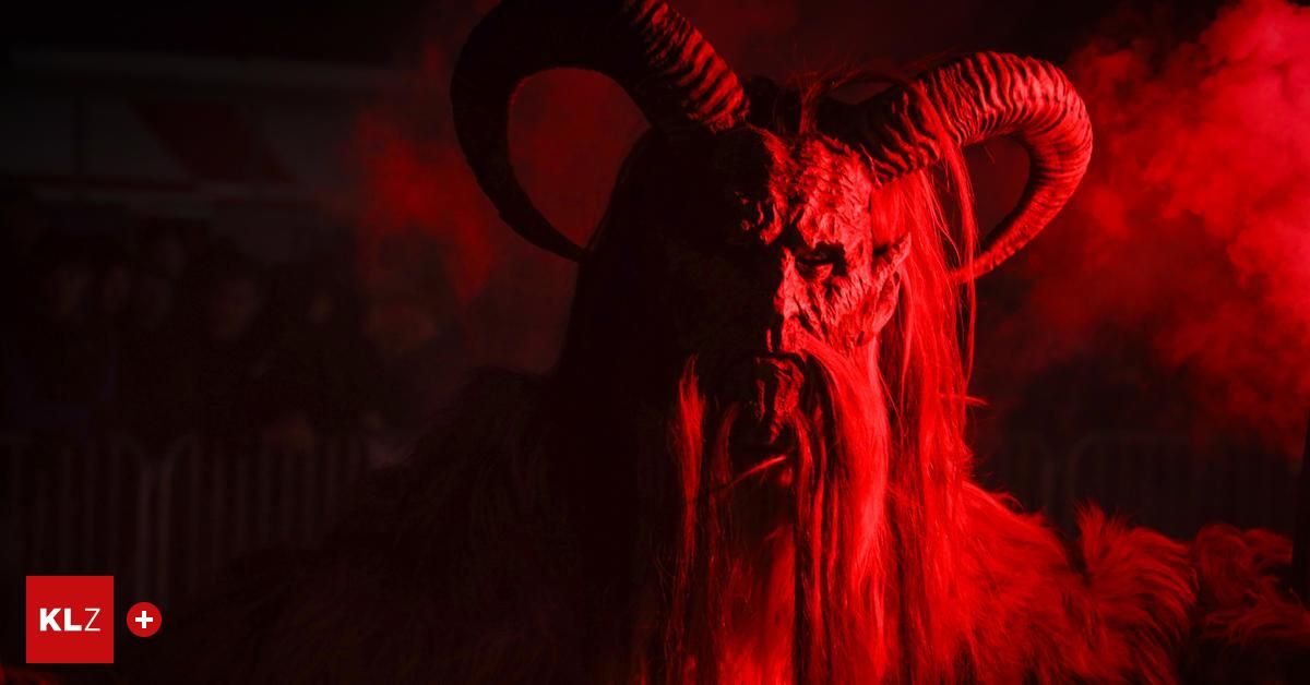 Eine gehörnte Kreatur mit langem Bart, beleuchtet von rotem Licht, möglicherweise von einer Halloween-Veranstaltung.