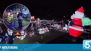 Ein Nachtblick auf eine festliche Dekoration mit Weihnachtsmann und anderen Verzierungen. Eingefügt zeigt eine Person, die eine dekorierte Schüssel hält.