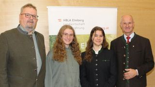 Vier Personen stehen vor einem Banner mit der Aufschrift 'HBLA Elsberg Landwirtschaft Ernahrung'. Zwei Frauen und zwei Männer posieren lächelnd, wahrscheinlich bei einer Veranstaltung.
