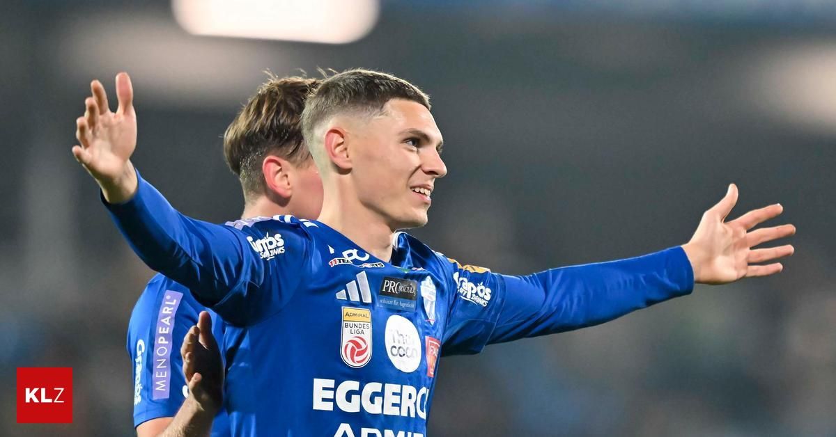 Ein Fußballspieler in einem blauen Trikot mit dem Wort Eggero feiert ein Tor. Ein weiterer Spieler im Hintergrund trägt ebenfalls ein blaues Trikot.