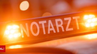 Ein orangefarbenes Schild mit weißen Buchstaben, das 'NOTARZT' steht, ist beleuchtet und zeigt wahrscheinlich ein Notfallfahrzeug an.