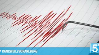 Ein Seismogramm mit roten Wellenlinien, die seismische Aktivität anzeigen, mit einer 5-Grad-Messung in Rankweil, Vorarlberg.